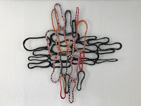 Verschieene rundliche Schlaufen zu einem Kreuz übereinandergelegt